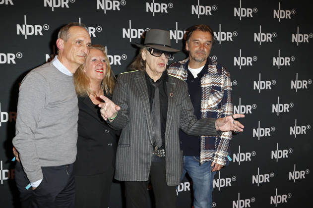 Gast, Christiane Hintz, Udo Lindenberg und Marc Brasse bei der Premiere des ARD-Dokumentarfilms Udo! Rebell. Rockstar. Ikone. in der Astor Filmlounge Hafencity. Hamburg, 28.04.2026