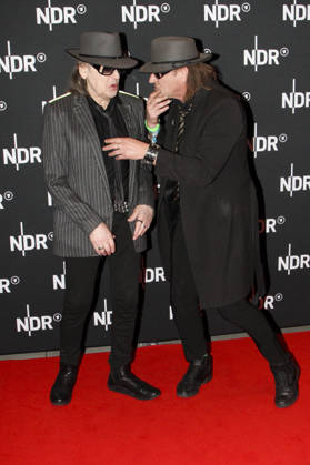 ABB LINDENBERG- Udo Gerhard Lindenberg mit einem Doppelgaenger auf dem roten Teppich bei der Kino Welt Premiere der ARD Dekou UDO Rebell Rockstar Ikone in der Astor Filmlounge in der Hafencity am 28.04.2026 in Hamburg Hamburg Deutschland