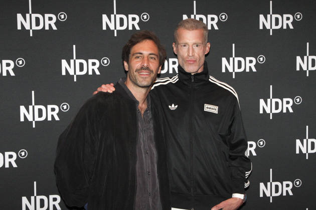 ABB LINDENBERG- Max Giesinger, Benjamin von Stuckrad-Barre mit einem Doppelgaenger auf dem roten Teppich bei der Kino Welt Premiere der ARD Dekou UDO Rebell Rockstar Ikone in der Astor Filmlounge in der Hafencity am 28.04.2026 in Hamburg Hamburg Deutschland