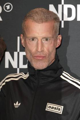 ABB LINDENBERG- Benjamin von Stuckrad-Barre auf dem roten Teppich bei der Kino Welt Premiere der ARD Dekou UDO Rebell Rockstar Ikone in der Astor Filmlounge in der Hafencity am 28.04.2026 in Hamburg Hamburg Deutschland