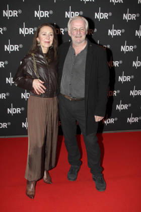 ABB LINDENBERG- Aida Sikira Herbrechter, Max Herbrechter, auf dem roten Teppich bei der Kino Welt Premiere der ARD Dekou UDO Rebell Rockstar Ikone in der Astor Filmlounge in der Hafencity am 28.04.2026 in Hamburg Hamburg Deutschland