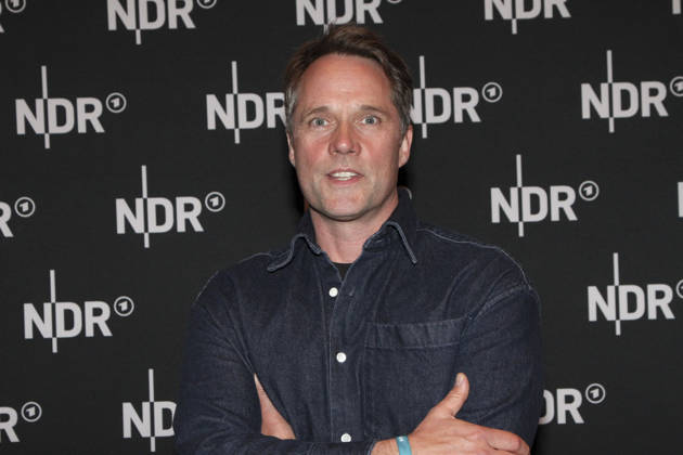ABB LINDENBERG- Matthias Schloo auf dem roten Teppich bei der Kino Welt Premiere der ARD Dekou UDO Rebell Rockstar Ikone in der Astor Filmlounge in der Hafencity am 28.04.2026 in Hamburg Hamburg Deutschland