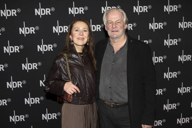 ABB LINDENBERG- Aida Sikira Herbrechter, Max Herbrechter, auf dem roten Teppich bei der Kino Welt Premiere der ARD Dekou UDO Rebell Rockstar Ikone in der Astor Filmlounge in der Hafencity am 28.04.2026 in Hamburg Hamburg Deutschland