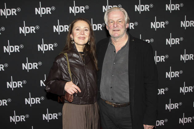 ABB LINDENBERG- Aida Sikira Herbrechter, Max Herbrechter, auf dem roten Teppich bei der Kino Welt Premiere der ARD Dekou UDO Rebell Rockstar Ikone in der Astor Filmlounge in der Hafencity am 28.04.2026 in Hamburg Hamburg Deutschland