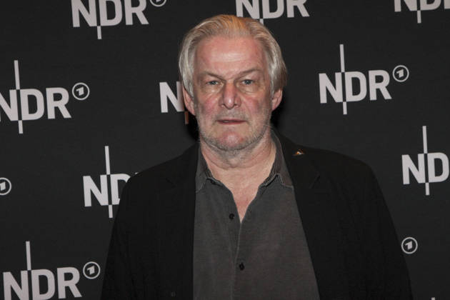 ABB LINDENBERG- Max Herbrechter, auf dem roten Teppich bei der Kino Welt Premiere der ARD Dekou UDO Rebell Rockstar Ikone in der Astor Filmlounge in der Hafencity am 28.04.2026 in Hamburg Hamburg Deutschland