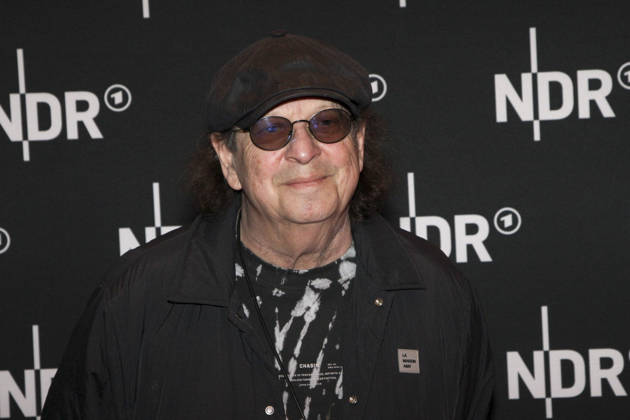 ABB LINDENBERG- Jean-Jacques Kravetz auf dem roten Teppich bei der Kino Welt Premiere der ARD Dekou UDO Rebell Rockstar Ikone in der Astor Filmlounge in der Hafencity am 28.04.2026 in Hamburg Hamburg Deutschland