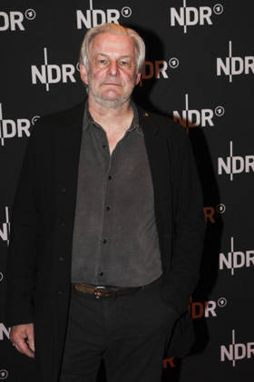 ABB LINDENBERG- Max Herbrechter, auf dem roten Teppich bei der Kino Welt Premiere der ARD Dekou UDO Rebell Rockstar Ikone in der Astor Filmlounge in der Hafencity am 28.04.2026 in Hamburg Hamburg Deutschland