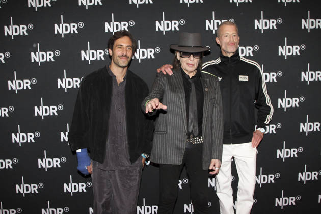 ABB LINDENBERG- Max Giesinger Udo Lindenberg, Benjamin von Stuckrad-Barre, auf dem roten Teppich bei der Kino Welt Premiere der ARD Dekou UDO Rebell Rockstar Ikone in der Astor Filmlounge in der Hafencity am 28.04.2026 in Hamburg Hamburg Deutschland