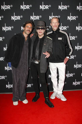 ABB LINDENBERG- Max Giesinger Udo Lindenberg, Benjamin von Stuckrad-Barre, auf dem roten Teppich bei der Kino Welt Premiere der ARD Dekou UDO Rebell Rockstar Ikone in der Astor Filmlounge in der Hafencity am 28.04.2026 in Hamburg Hamburg Deutschland