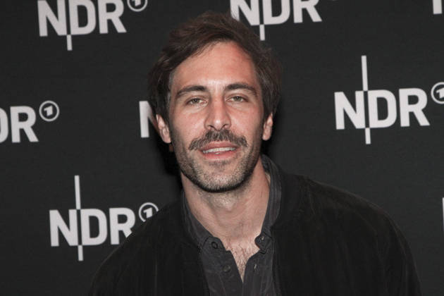ABB LINDENBERG- Max Giesinger auf dem roten Teppich bei der Kino Welt Premiere der ARD Dekou UDO Rebell Rockstar Ikone in der Astor Filmlounge in der Hafencity am 28.04.2026 in Hamburg Hamburg Deutschland