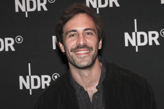 ABB LINDENBERG- Max Giesinger auf dem roten Teppich bei der Kino Welt Premiere der ARD Dekou UDO Rebell Rockstar Ikone in der Astor Filmlounge in der Hafencity am 28.04.2026 in Hamburg Hamburg Deutschland