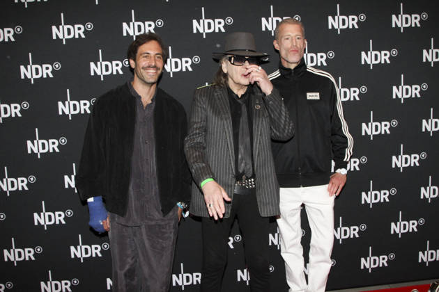 ABB LINDENBERG- Max Giesinger Udo Lindenberg, Benjamin von Stuckrad-Barre, auf dem roten Teppich bei der Kino Welt Premiere der ARD Dekou UDO Rebell Rockstar Ikone in der Astor Filmlounge in der Hafencity am 28.04.2026 in Hamburg Hamburg Deutschland