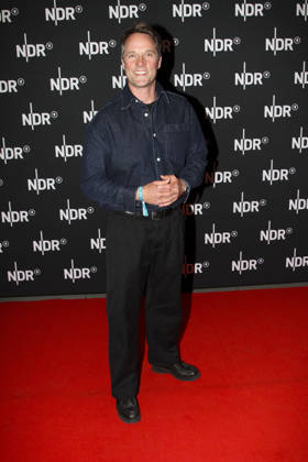 ABB LINDENBERG- Matthias Schloo auf dem roten Teppich bei der Kino Welt Premiere der ARD Dekou UDO Rebell Rockstar Ikone in der Astor Filmlounge in der Hafencity am 28.04.2026 in Hamburg Hamburg Deutschland