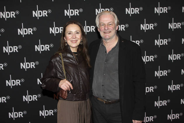ABB LINDENBERG- Aida Sikira Herbrechter, Max Herbrechter, auf dem roten Teppich bei der Kino Welt Premiere der ARD Dekou UDO Rebell Rockstar Ikone in der Astor Filmlounge in der Hafencity am 28.04.2026 in Hamburg Hamburg Deutschland