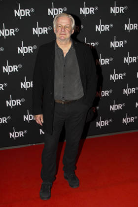ABB LINDENBERG- Max Herbrechter, auf dem roten Teppich bei der Kino Welt Premiere der ARD Dekou UDO Rebell Rockstar Ikone in der Astor Filmlounge in der Hafencity am 28.04.2026 in Hamburg Hamburg Deutschland