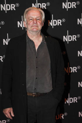 ABB LINDENBERG- Max Herbrechter, auf dem roten Teppich bei der Kino Welt Premiere der ARD Dekou UDO Rebell Rockstar Ikone in der Astor Filmlounge in der Hafencity am 28.04.2026 in Hamburg Hamburg Deutschland