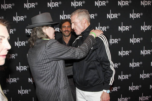 ABB LINDENBERG- Udo Lindenberg, Max Giesinger Benjamin von Stuckrad-Barre, auf dem roten Teppich bei der Kino Welt Premiere der ARD Dekou UDO Rebell Rockstar Ikone in der Astor Filmlounge in der Hafencity am 28.04.2026 in Hamburg Hamburg Deutschland