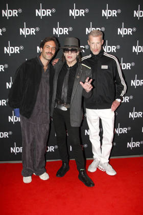 ABB LINDENBERG- Max Giesinger Udo Lindenberg, Benjamin von Stuckrad-Barre, auf dem roten Teppich bei der Kino Welt Premiere der ARD Dekou UDO Rebell Rockstar Ikone in der Astor Filmlounge in der Hafencity am 28.04.2026 in Hamburg Hamburg Deutschland