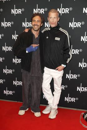 Max Giesinger und Benjamin von Stuckrad-Barre bei der Premiere des ARD-Dokumentarfilms Udo! Rebell. Rockstar. Ikone. in der Astor Filmlounge Hafencity. Hamburg, 28.04.2026