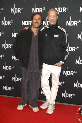 Max Giesinger und Benjamin von Stuckrad-Barre bei der Premiere des ARD-Dokumentarfilms Udo! Rebell. Rockstar. Ikone. in der Astor Filmlounge Hafencity. Hamburg, 28.04.2026