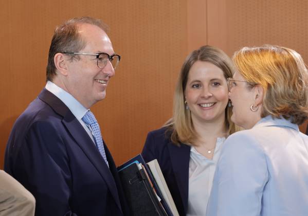 Alexander Dobrindt (CSU), Bundesinnenminister, Verena Hubertz, Bundesministerin fuer Wohnen, Stadtentwicklung und Bauwesen, Dr. Stefanie Hubig, Bundesministerin der Justiz und fuer Verbraucherschutz, Deutschland, Berlin, Bundeskanzleramt, Das Bundeskabinett befasst sich in seiner 42. Sitzung am 29. April 2026 unter anderem mit dem Gesetzentwurf zur Stabilisierung der Beitragssätze in der gesetzlichen Krankenversicherung und den Eckwerten des Regierungsentwurfs zum Bundeshaushalt 2027.