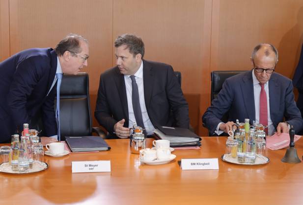 Alexander Dobrindt (CSU), Bundesinnenminister, Lars Klingbeil (SPD, Bundesminister der Finanzen, Vizekanzler und SPD-Bundesvorsitzender und Bundeskanzler Friedrich Merz (CDU) Deutschland, Berlin, Bundeskanzleramt, Das Bundeskabinett befasst sich in seiner 42. Sitzung am 29. April 2026 unter anderem mit dem Gesetzentwurf zur Stabilisierung der Beitragssätze in der gesetzlichen Krankenversicherung und den Eckwerten des Regierungsentwurfs zum Bundeshaushalt 2027.