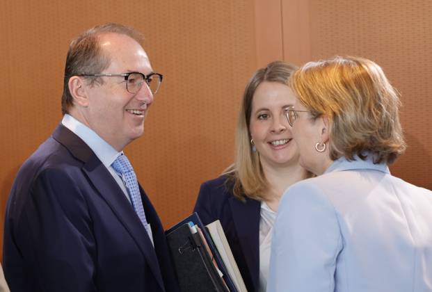 Alexander Dobrindt (CSU), Bundesinnenminister, Verena Hubertz, Bundesministerin fuer Wohnen, Stadtentwicklung und Bauwesen, Dr. Stefanie Hubig, Bundesministerin der Justiz und fuer Verbraucherschutz, Deutschland, Berlin, Bundeskanzleramt, Das Bundeskabinett befasst sich in seiner 42. Sitzung am 29. April 2026 unter anderem mit dem Gesetzentwurf zur Stabilisierung der Beitragssätze in der gesetzlichen Krankenversicherung und den Eckwerten des Regierungsentwurfs zum Bundeshaushalt 2027.