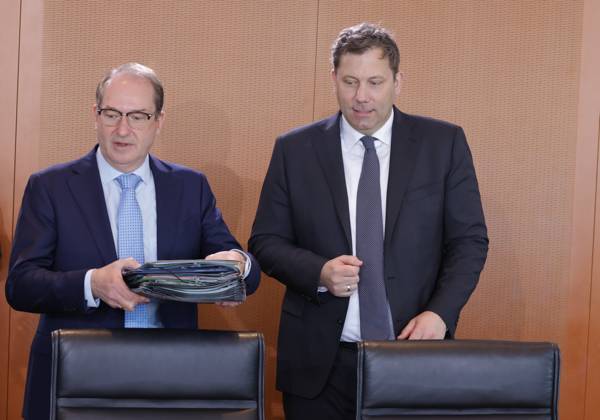 Alexander Dobrindt (CSU), Bundesinnenminister, Lars Klingbeil (SPD), Bundesminister der Finanzen, Vizekanzler und SPD-Bundesvorsitzender, Deutschland, Berlin, Bundeskanzleramt, Das Bundeskabinett befasst sich in seiner 42. Sitzung am 29. April 2026 unter anderem mit dem Gesetzentwurf zur Stabilisierung der Beitragssätze in der gesetzlichen Krankenversicherung und den Eckwerten des Regierungsentwurfs zum Bundeshaushalt 2027.