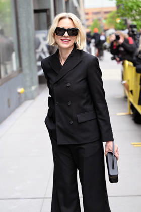 Naomi Watts poses for selfies with fans outside ABC studios in New York. Watts was spotted in a chic black suit and Celine sunglasses and bag Featuring: Naomi Watts Where: New York City, New York, United States When: 29 Apr 2026 Credit: Elder Ordonez INSTARimages EDITORIAL USE ONLY. NOT FOR USE BY NEWSPAPERS BASED IN THE UK. Copyright: xx instar55653357