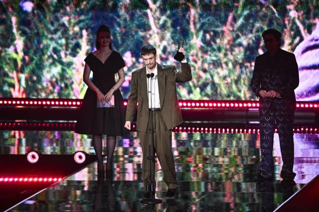 STOCKHOLM, SWEDEN 20260429 Teodor Wolgers accepts the Folk Music of the Year award during Wednesday nights Grammis Gala at the Annex in Stockholm STOCKHOLM SWEDEN x10060x  Copyright: xHenrikxMontgomery TTx GRAMMISGALAN 2026 jDQG8uqKGKM