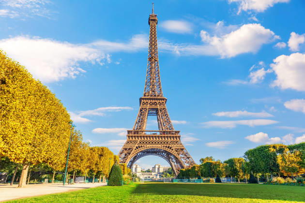 Ein atemberaubender Blick auf den Eiffelturm unter bewölktem Himmel vom Champ de Mars in Paris, Frankreich Iconic Eiffel Tower standing tall beneath moody cloudy skies, a scenic urban landscape from the Field of Mars (License=RF) Copyright: xZoonar.com AlexAntonx 24973611