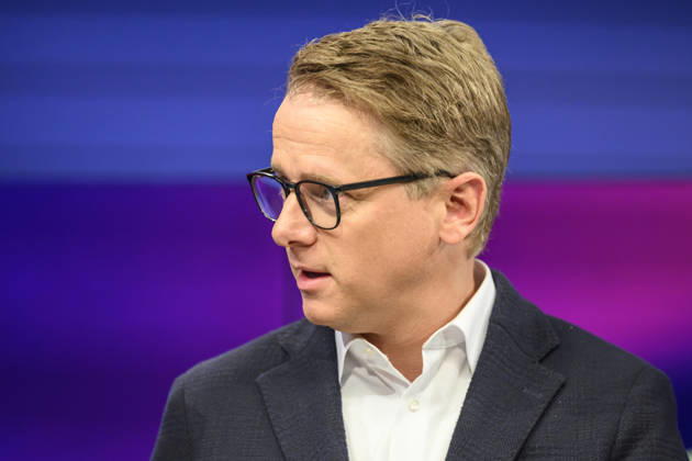 v.l.: Carsten Linnemann, CDU (Generalsekretär) , GER, Berlin, Studio, zu Gast bei Maischberger, politische Talkshow, TV, Format, mit Moderatorin Sandra Maischberger, Das Erste, aus Adlershof Am Studio 20, 29. April 2026, Copyright: HMBxMedia UwexKoch