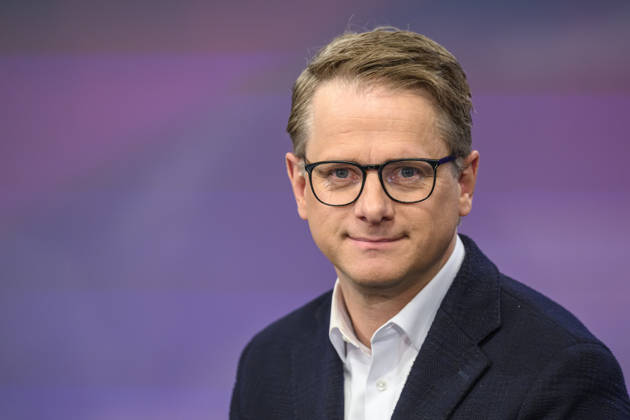 v.l.: Carsten Linnemann, CDU (Generalsekretär) , GER, Berlin, Studio, zu Gast bei Maischberger, politische Talkshow, TV, Format, mit Moderatorin Sandra Maischberger, Das Erste, aus Adlershof Am Studio 20, 29. April 2026, Copyright: HMBxMedia UwexKoch