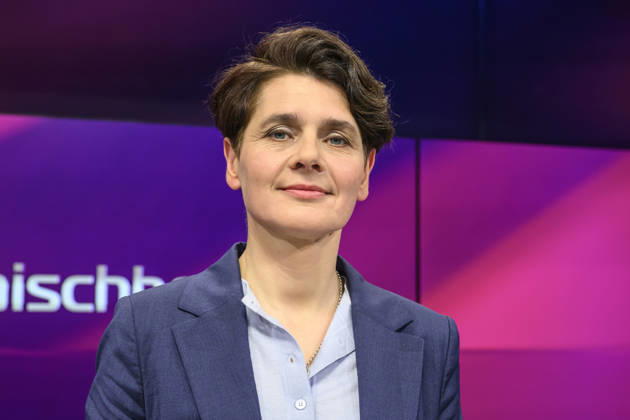 v.l.: Anna Lehmann (taz), GER, Berlin, Studio, zu Gast bei Maischberger, politische Talkshow, TV, Format, mit Moderatorin Sandra Maischberger, Das Erste, aus Adlershof Am Studio 20, 29. April 2026, Copyright: HMBxMedia UwexKoch