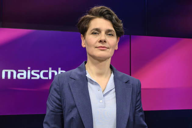 v.l.: Anna Lehmann (taz), GER, Berlin, Studio, zu Gast bei Maischberger, politische Talkshow, TV, Format, mit Moderatorin Sandra Maischberger, Das Erste, aus Adlershof Am Studio 20, 29. April 2026, Copyright: HMBxMedia UwexKoch