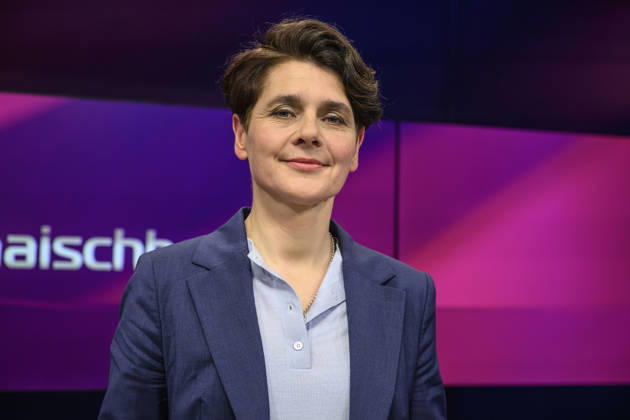 v.l.: Anna Lehmann (taz), GER, Berlin, Studio, zu Gast bei Maischberger, politische Talkshow, TV, Format, mit Moderatorin Sandra Maischberger, Das Erste, aus Adlershof Am Studio 20, 29. April 2026, Copyright: HMBxMedia UwexKoch