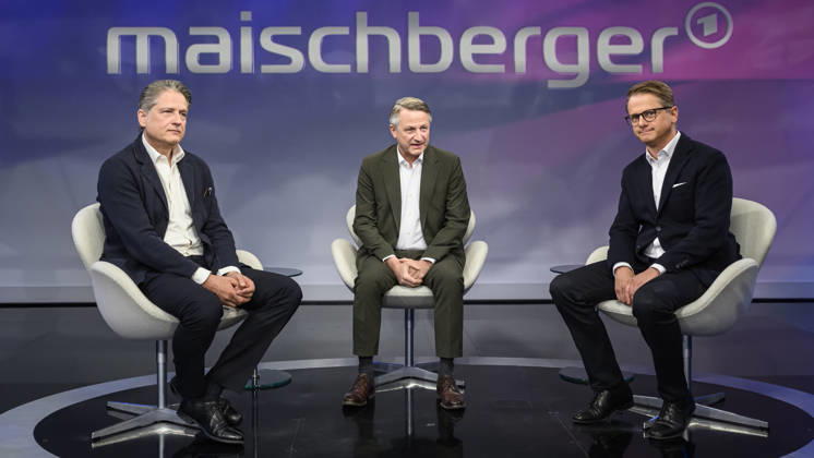 v.l.: Jakob Augstein (Verleger, Der Freitag), Nikolaus Blome (Politikchef RTL ntv), Carsten Linnemann, CDU (Generalsekretär), GER, Berlin, Studio, zu Gast bei – Maischberger, politische Talkshow, TV, Format, mit Moderatorin – Sandra Maischberger, Das Erste, aus Adlershof – Am Studio 20, 29. April 2026, Copyright: HMBxMedia UwexKoch