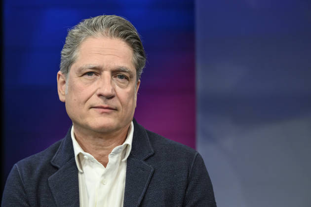 v.l.: Jakob Augstein (Verleger, Der Freitag), GER, Berlin, Studio, zu Gast bei Maischberger, politische Talkshow, TV, Format, mit Moderatorin Sandra Maischberger, Das Erste, aus Adlershof Am Studio 20, 29. April 2026, Copyright: HMBxMedia UwexKoch