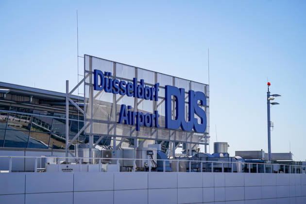 Düsseldorf, Deutschland, Europa, Flughafen Düsseldorf, Düsseldorf Airport, DUS, Flughafengebäude, Airport-Infrastruktur, Terminal, Luftverkehr, Aviation, Reiseverkehr, Mobilität, Flughafenbetrieb, Luftfahrtstandort, Airport Signage, Verkehrsknoten, Nordrhein-Westfalen, internationale Anbindung, Tourismus, Geschäftsreisen, Airline-Drehkreuz, Flughafensicherheit, Transport, Architektur, Symbolfoto Copyright: xJOERANxSTEINSIEKx