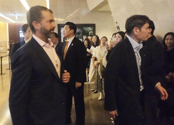 Trump s eldest son in Seoul Trump s eldest son in Seoul Donald Trump Jr. (L), the eldest son of U.S. President Donald Trump, alongside Shinsegae Group Chairman Chung Yong-jin, enters a concert hall in Seoul on April 29, 2026, to watch a concert marking the release of the debut album of Chung s wife, flutist Han Jee-hee. (Yonhap) 2026-04-30 07:20:29 < 1980-2026 YONHAPNEWS AGENCY. .> ¼­¿ïÆ¯º°½Ã EDITORIAL USE ONLY  Copyright: xx PYH2026043001230031500 YonhapxNewsx yonphotos251891