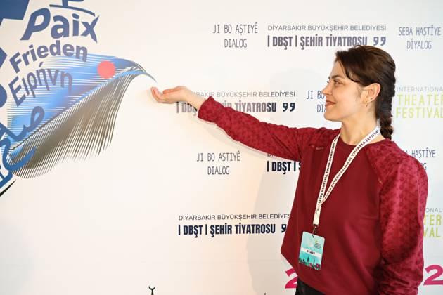 April 29, 2026, Diyarbakir, Turkey: Kurdish theater actress Sahperi (?ahperi) Alphan seen in front of the festival billboard. The 11th Amed International Theater Festival, organized by the Diyarbakir Metropolitan Municipality and the Amed City Theater from April 22 to May 2, featured theater companies from 19 countries and 22 performances. Diyarbakir Turkey  - ZUMAs197 20260429_aab_s197_036 Copyright: xMehmetxMasumxSuerx