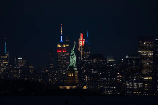 NYC Landmarks Glow in UK Colors for Royal Visit NEW YORK, USA – APRIL 29: The Empire State Building and JPMorgan Chase Building were illuminated in the colors of the United Kingdom flag on Tuesday, April 29, in honor of the visit of King Charles III and Queen Camilla to New York City. Lokman Vural Elibol Anadolu New York United States. Editorial use only. Please get in touch for any other usage.  Copyright: x2026xAnadoluxLokmanxVuralxElibolx