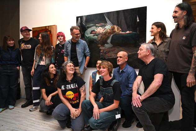 ARCHIBALD PACKING ROOM PRIZE, Sean Layh poses for photos with the packing room staff after winning the Packing Room Prize with his portrait of actor Jacob Collins as part of the 2026 Archibald Prize at the Art Gallery of New South Wales in Sydney, Thursday, April 30, 2026. ( NO ARCHIVING Sydney New South Wales Australia  Copyright: xDEANxLEWINSx 20260430117912916200
