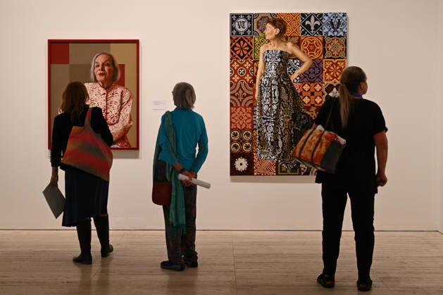 ARCHIBALD PACKING ROOM PRIZE, Patrons look at the finalists of the 2026 Archibald Prize at the Art Gallery of New South Wales in Sydney, Thursday, April 30, 2026. Artist Sean Layh was announced as winner of the Packing Room Prize. ( NO ARCHIVING Sydney New South Wales Australia  Copyright: xDEANxLEWINSx 20260430124042309720