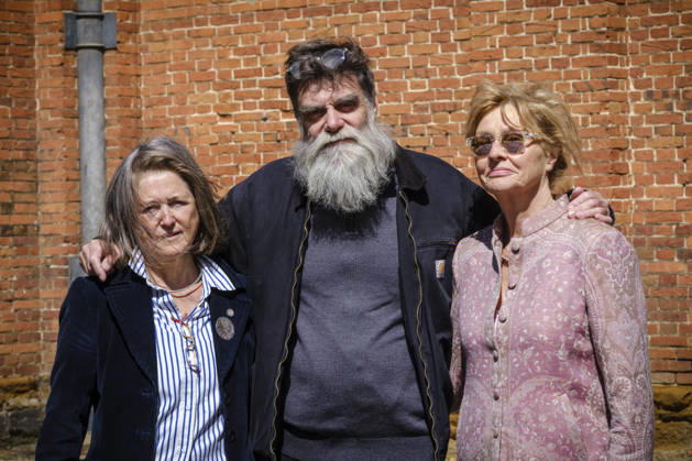 Lynn Chadwick Exhibition, Houghon, UK Houghon, UK, 29, April,2026 Opening of Lynn Chadwick retrospective at Houghton Hall in Norfolk showing two decades of the captors work at the home of Lord Cholmondeley. Claude Koenig (Chadwick’s assistant for 20 years), Rungwe Kingdon (both of Pangolin Editions foundry) and Sarah Chadwick (his daughter) with Large Barley Fork, which has never been public exhibited.  Copyright: xJasonxByex NINTCHDBPICT001077042246