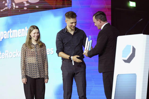 Sönke Möhring mit den Gewinnern in den Kategorien Beste Story und Bestes Grafikdesign bei der Verleihung des Deutschen Computerspielpreises 2026 im Herkulessaal der Residenz. München, 29.04.2026