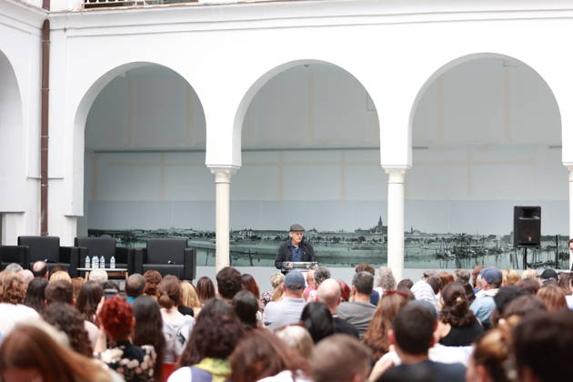 Viggo Mortensen presents at the University of Seville the poetry book Another Night at Sea The actor and publisher Viggo Mortensen takes part in the tribute that the University of Seville pays to the poet Kevin Power On April 30, 2026 in Seville Andalusia, Spain The actor Viggo Mortensen participates in the presentation of the work of the poet Kevin Power, published by his publisher, Perceval Press, an event with which the University of Seville has wanted to pay tribute to the poet, art critic and professor of British origin and Spanish nationalized 30 APRIL 2026 Rocí Seville Andalucia, Spain Seville Andalucia, Spain Spain Spain  Copyright: xRocioxRuzx 7486449