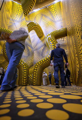 ! Achtung: Foto nur zur Nutzung im Rahmen der Berichterstattung über die Kusama-Ausstellung vom 14.3. - 2.8.2026 im Museum Ludwig in Köln ! Der Infinity Mirrored Room. Yayoi Kusama Ausstellung im Museum Ludwig in Köln Deutschland am 29.04.2026. Museum Ludwig