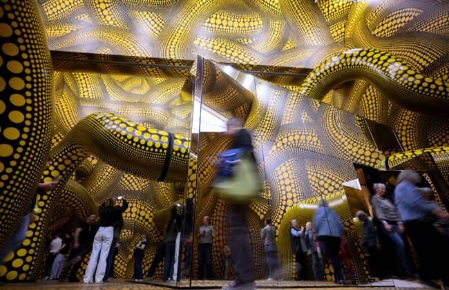 ! Achtung: Foto nur zur Nutzung im Rahmen der Berichterstattung über die Kusama-Ausstellung vom 14.3. - 2.8.2026 im Museum Ludwig in Köln ! Der Infinity Mirrored Room. Yayoi Kusama Ausstellung im Museum Ludwig in Köln Deutschland am 29.04.2026. Museum Ludwig