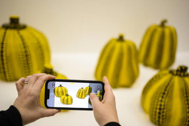 ! Achtung: Foto nur zur Nutzung im Rahmen der Berichterstattung über die Kusama-Ausstellung vom 14.3. - 2.8.2026 im Museum Ludwig in Köln ! Hände mache ein Foto mit einem Smartphone, Pumkin, 1998 - 2000. Yayoi Kusama Ausstellung im Museum Ludwig in Köln Deutschland am 29.04.2026. Museum Ludwig